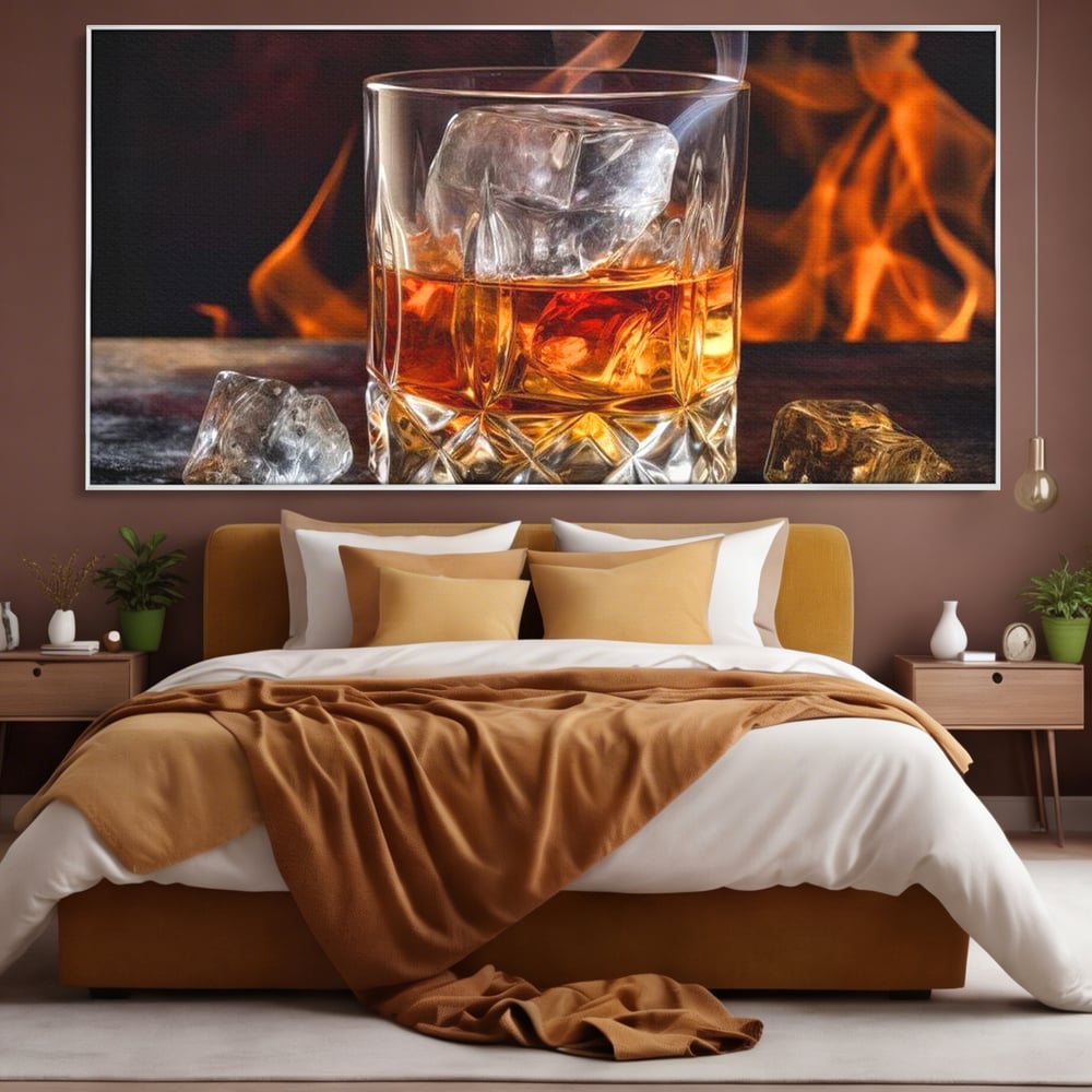 Tablou canvas cu tablou canvas cu pahar de whisky si foc, in rama de aluminiu argintiu, pe perete intr-un dormitor